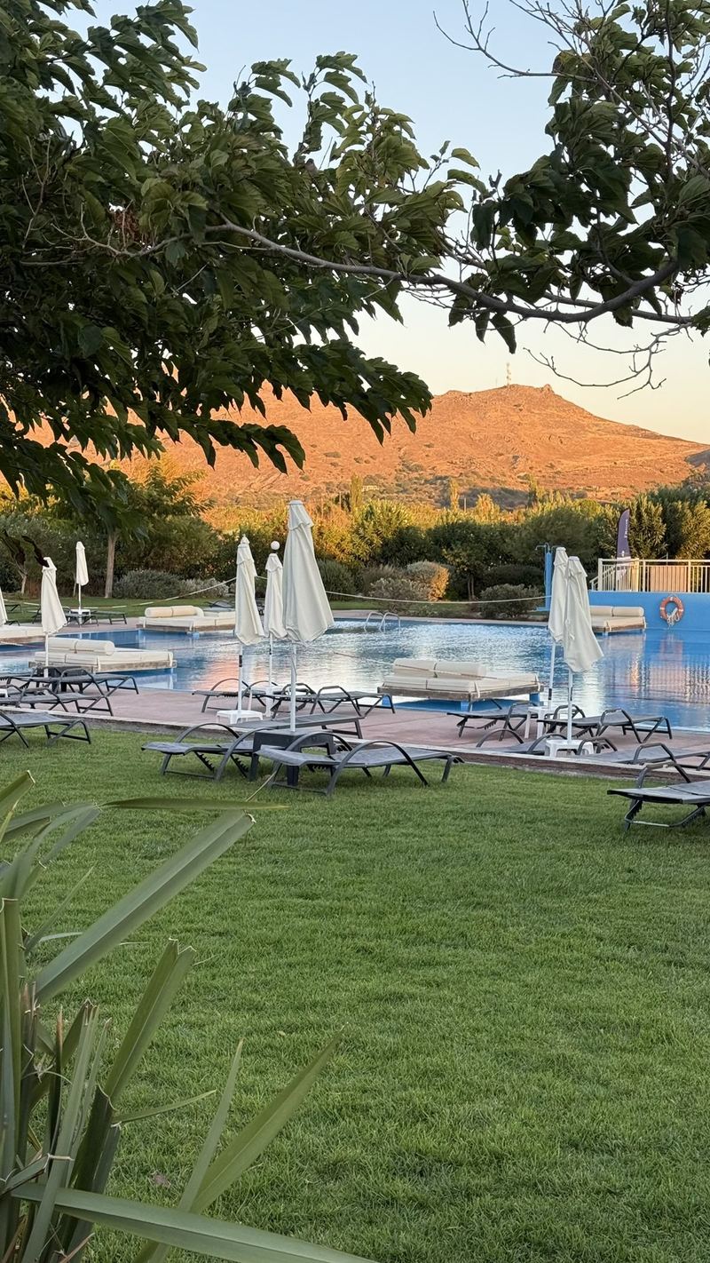 Ogród z basenem i leżakami w hotelu Aeolian Village