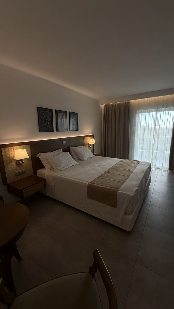 Odnowiony pokój w hotelu Aeolian Village