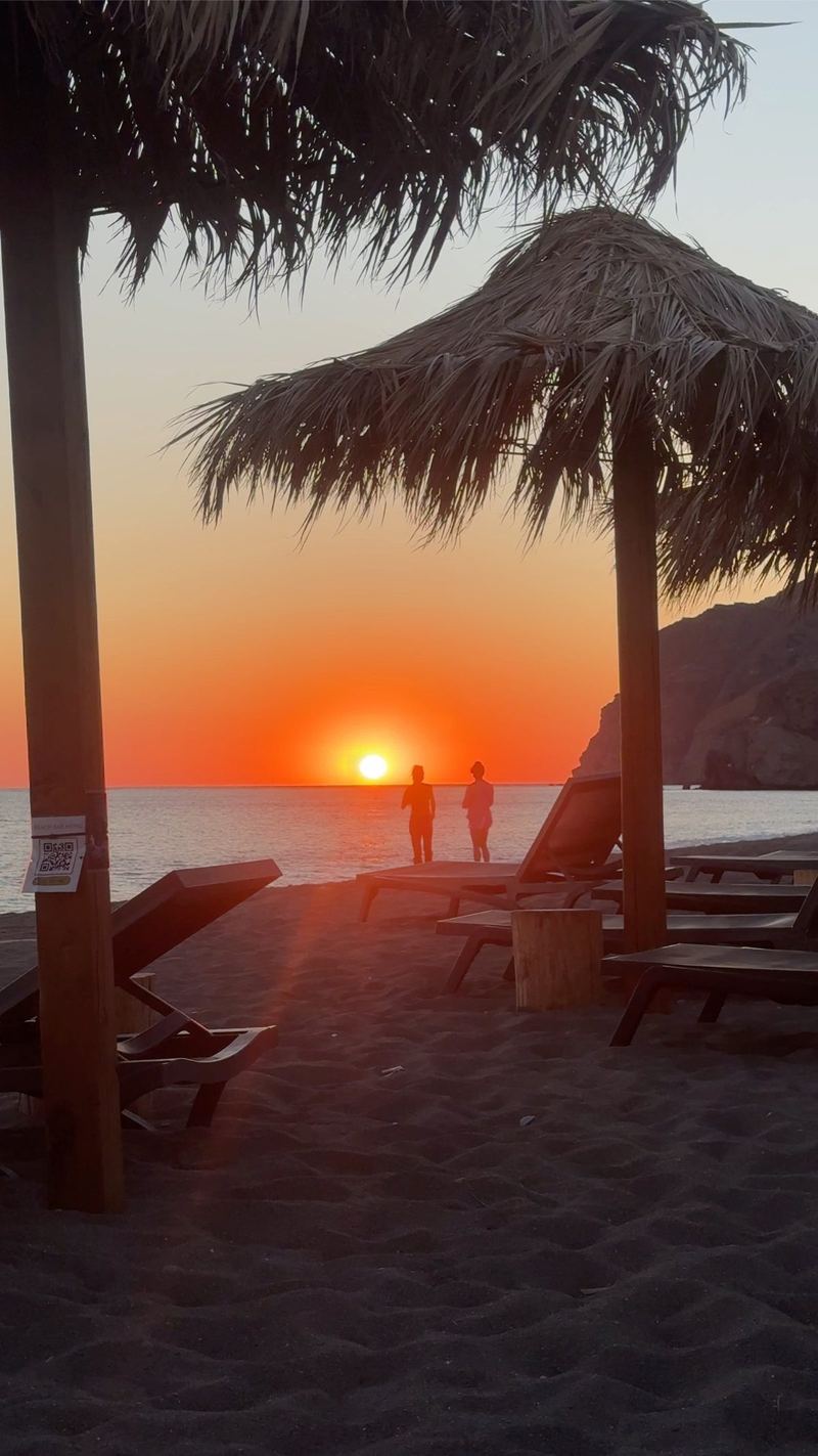 Zachód słońca na plaży przy hotelu Aeolian Village w Skala Eressos