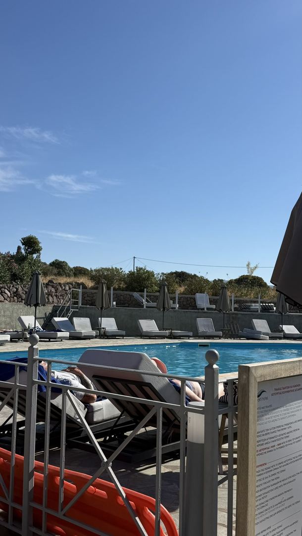 Basen z leżakami w hotelu Akti w Molyvos