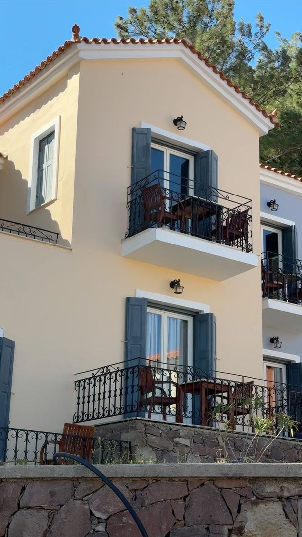 Budynki hotelu Alma z balkonami