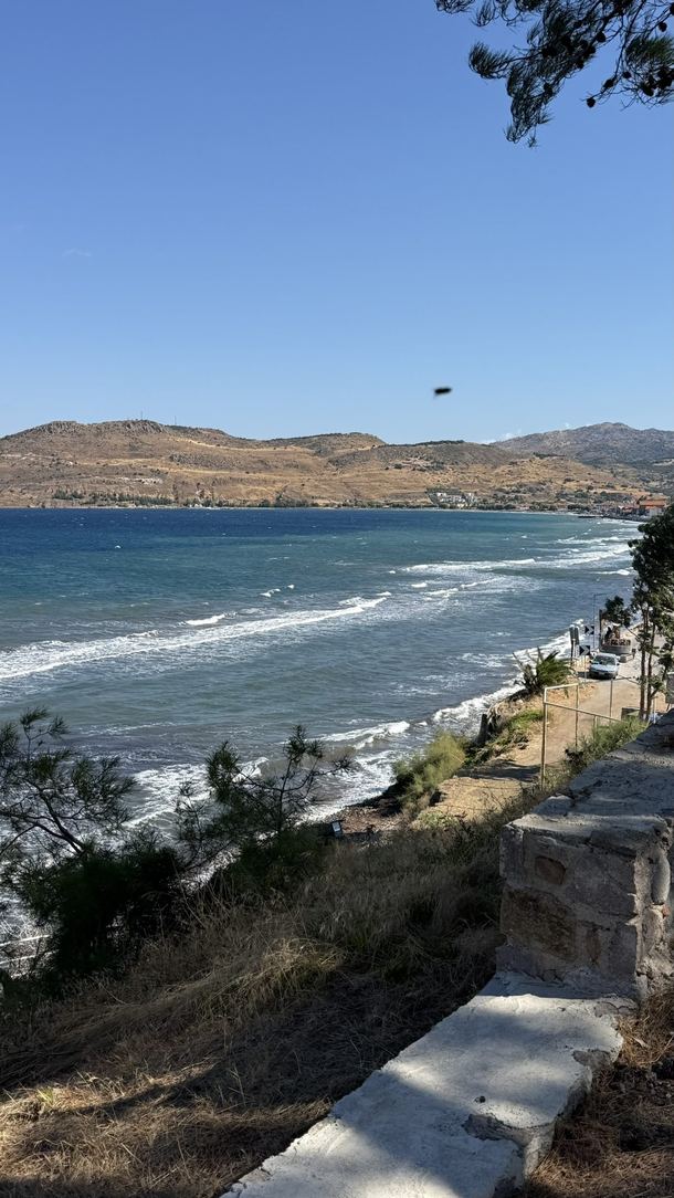 Mała plaża i zatoka pod hotelem Alma