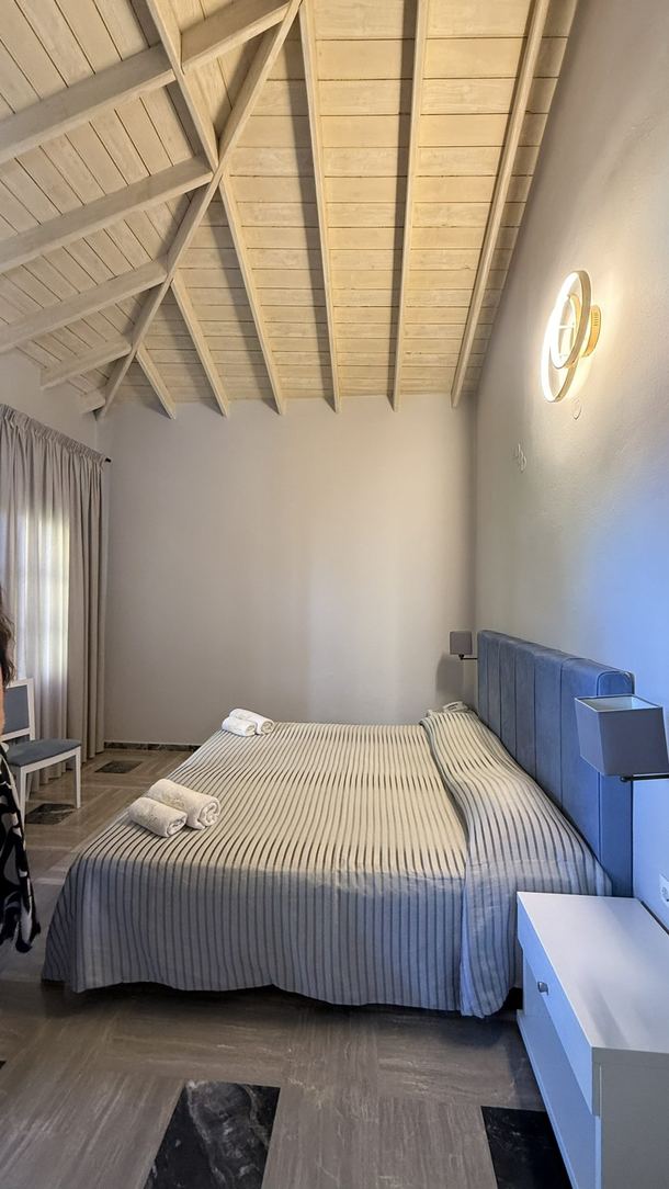 Pokój pod skośnym dachem w hotelu Alma