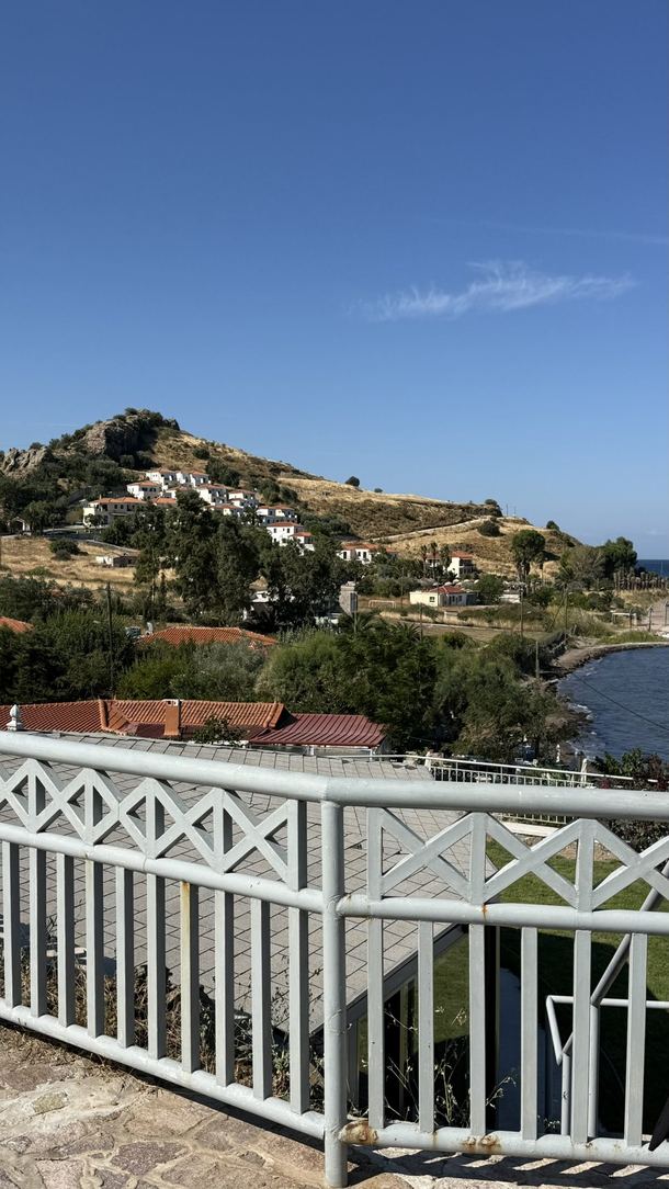 Widok z hotelu Alma na wzgórza i morze w Petrze