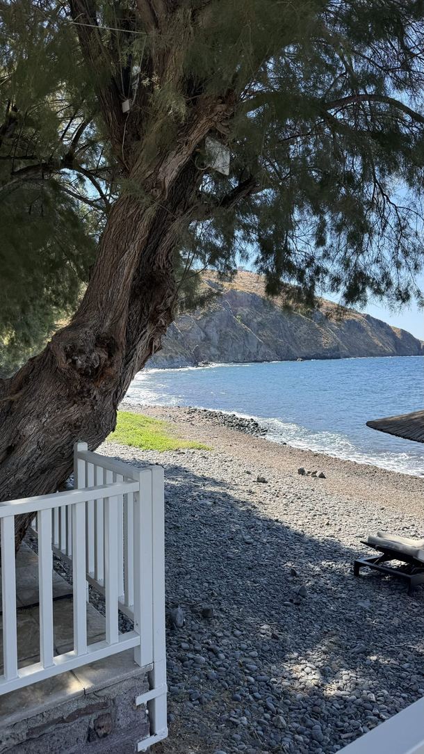 Kamienista plaża przy hotelu Aphrodite w Molyvos