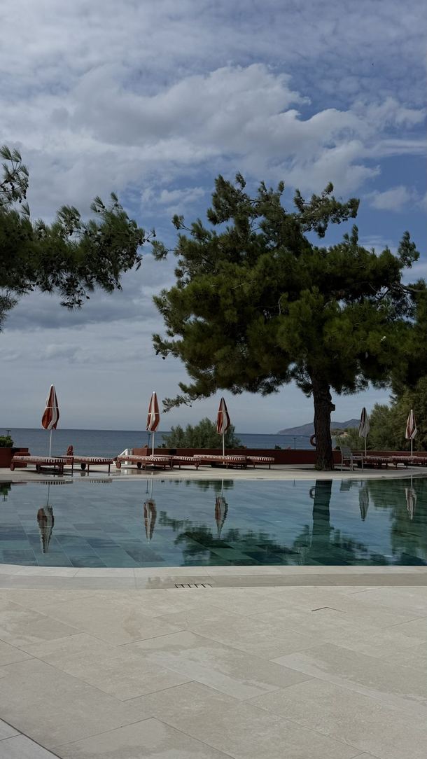 Basen hotelu Delfinia z widokiem na morze