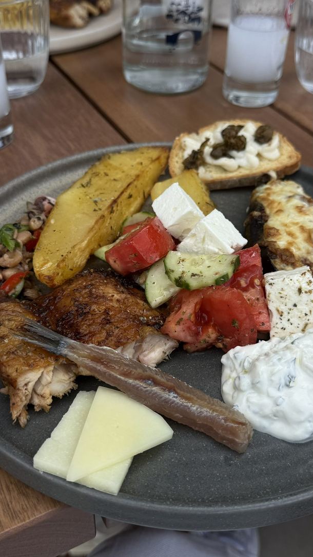 Greckie przekąski podane w hotelu Delfinia