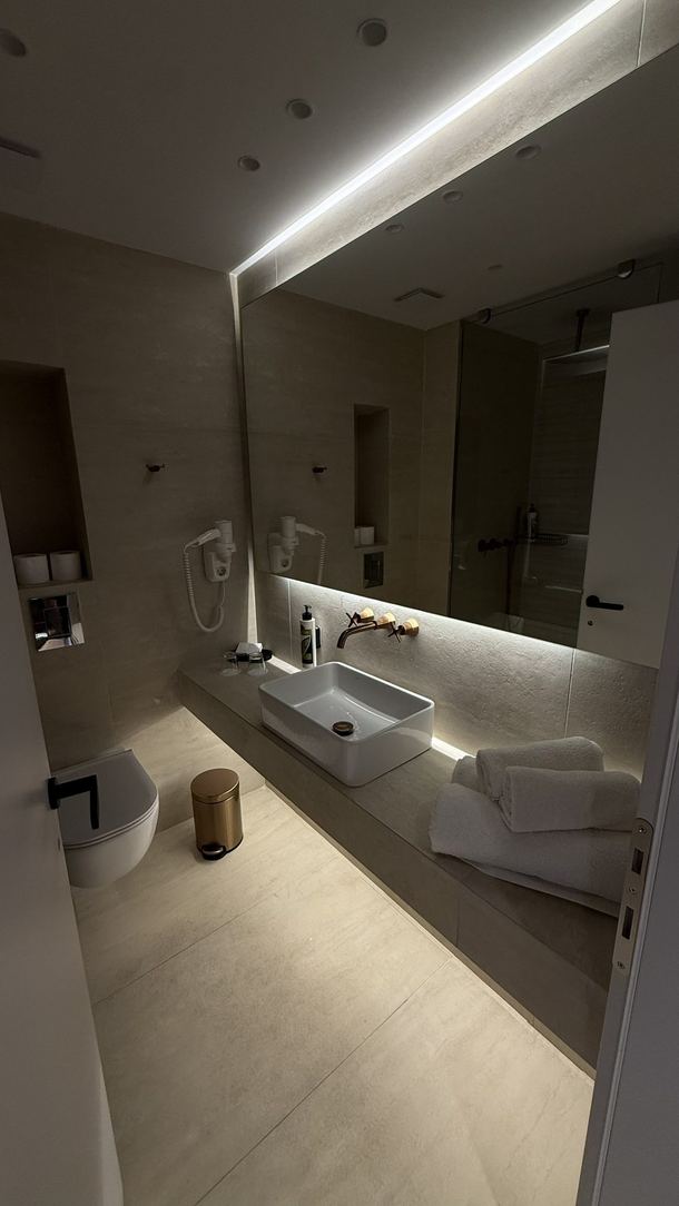 Odnowiony pokój w głównym budynku hotelu Delfinia