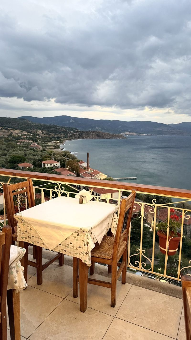 Stolik w tawernie z widokiem na morze w Molyvos