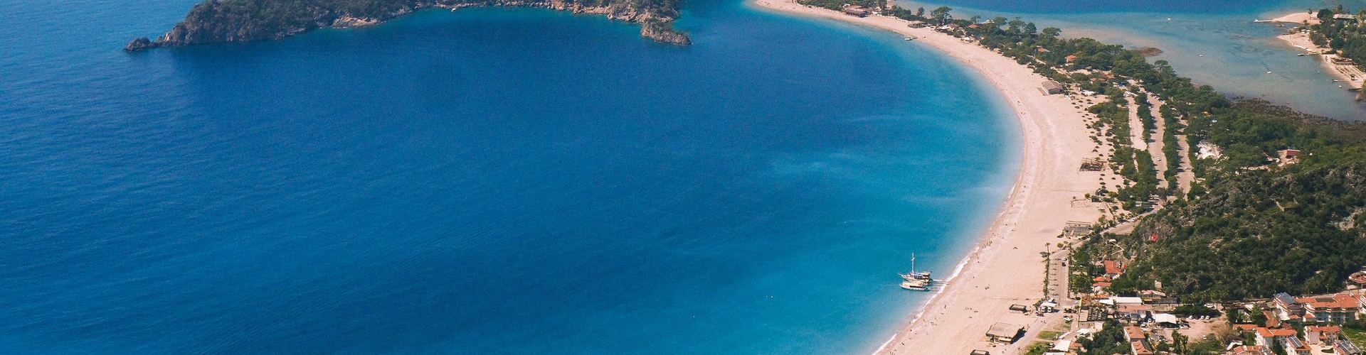 Turkusowa laguna Ölüdeniz i plaża na Riwierze Tureckiej